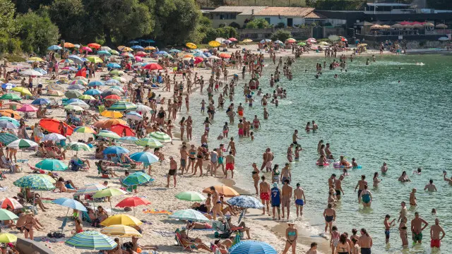 A xente acode ás praias pontevedresas a refrescarse. BEATRIZ CISCAR