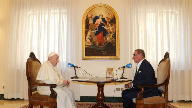 El Papa Francisco y Carlos Herrera, durante la entrevista. CADENA COPE