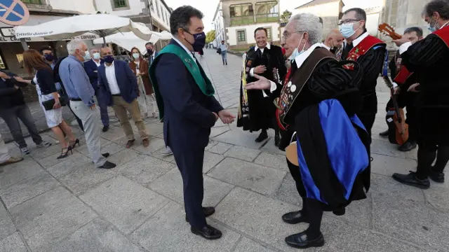 El conselleiro de Cultura, Román Rodríguez, y el pregonero, Juan Carlos Aparicio, junto a varios tunos. X. PONTE