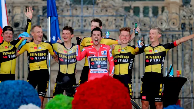 Roglic y sus compañeros celebran el triunfo en el Obradoiro. MANUEL BRUQUE
