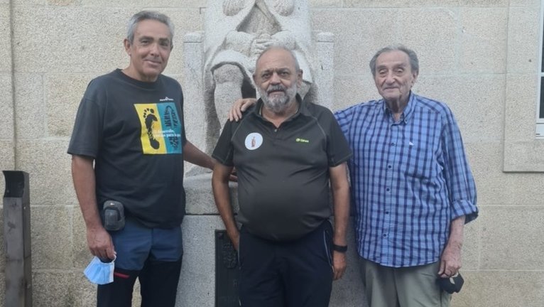 El peregrino nonagenario, junto a su hijo y Jorge López.EP