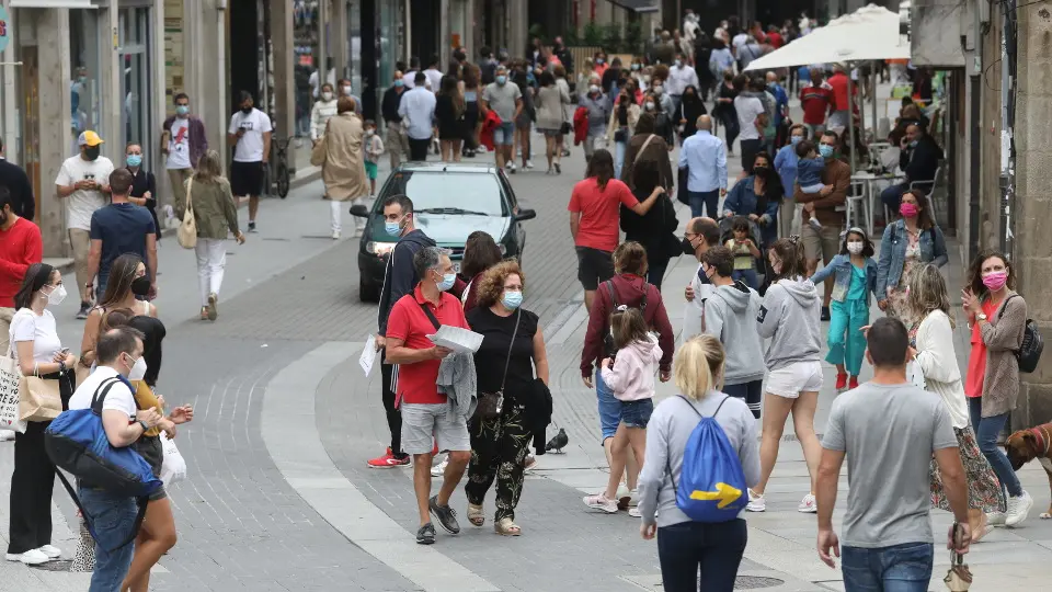 Persoas de paseo por Pontevedra. DAVID FREIRE