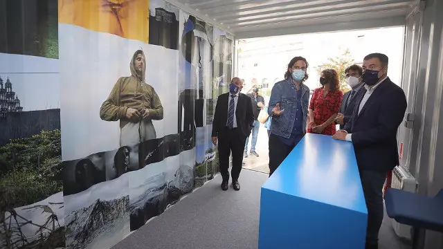 A Coruña
 O conselleiro de Cultura, Educación e Universidade, Román Rodríguez, e o presidente da Autoridade Portuaria da Coruña, Martín Fernández Prado, acompañados pola comisaria do Xacobeo, Cecilia Pereira, e a responsable territorial de Fundación La Caixa, Susan Santos, inauguran a exposición fotográfica Percorrer o tempo. Visións contemporáneas do Camiño.
17/09/2021
Foto: Moncho Fuentes / AGN A Coruña


