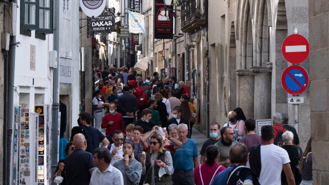 Varias persoas camiñan pola rúa do Franco, en Santiago de Compostela. ARXINA