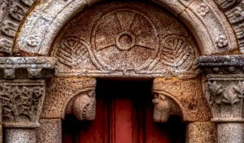 Puerta sur de Santa María de Nogueira de Miño