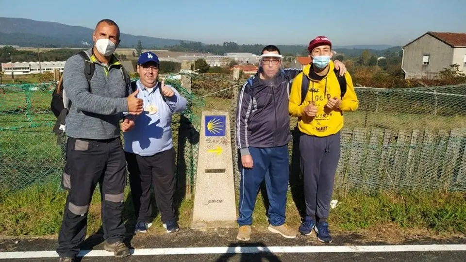 Javier Amado, junto al voluntario Pancho de la Barrera y sus compañeros de la Asociación Juan XXIII. DP