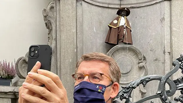 Feijóo, con el Manneken Pis de fondo vestido de peregrino. EP