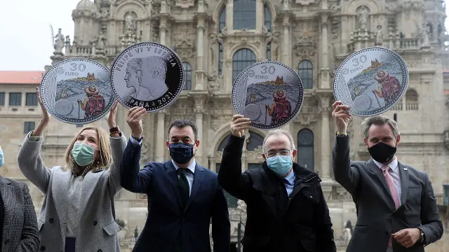 Autoridades muestran reproducciones de la nueva moneda este miércoles en el Obradoiro. AGN