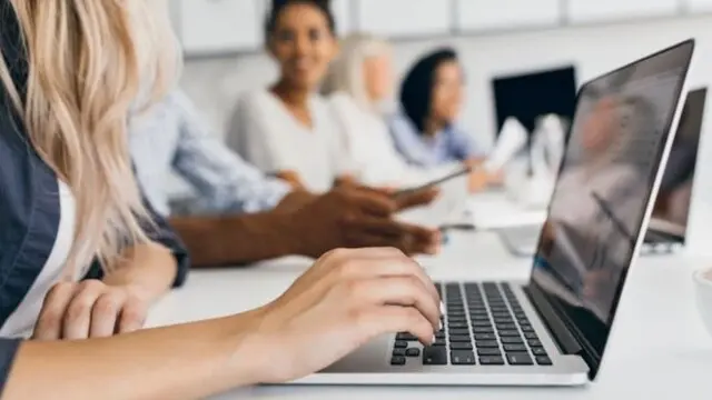 Una mujer escribe en un ordenador. AEP