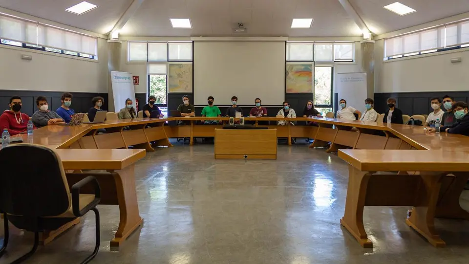 Integrantes do equipo UVigo SpaceLab nunha xuntanza celebrada na EE de Telecomunicación. DP