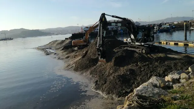 A dragaxe no Porto de Meira tivo un orzamento de 243 mil euros. DP
