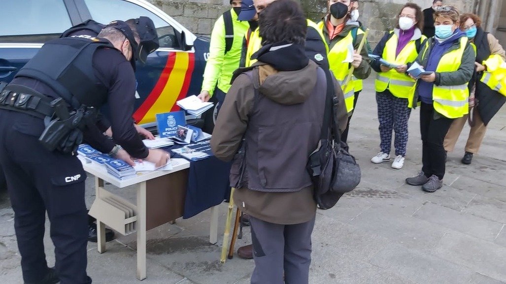 Agentes de la Policía Nacional de Lugo sellando credenciales a los peregrinos en la Praza de Santa María. EP