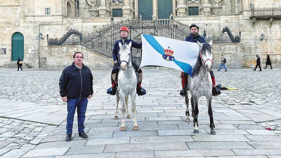 Jacobo Pérez Paz, Zhixian Xu y Alberto Blanco, con los caballos. EQUUM PEREGRINANS