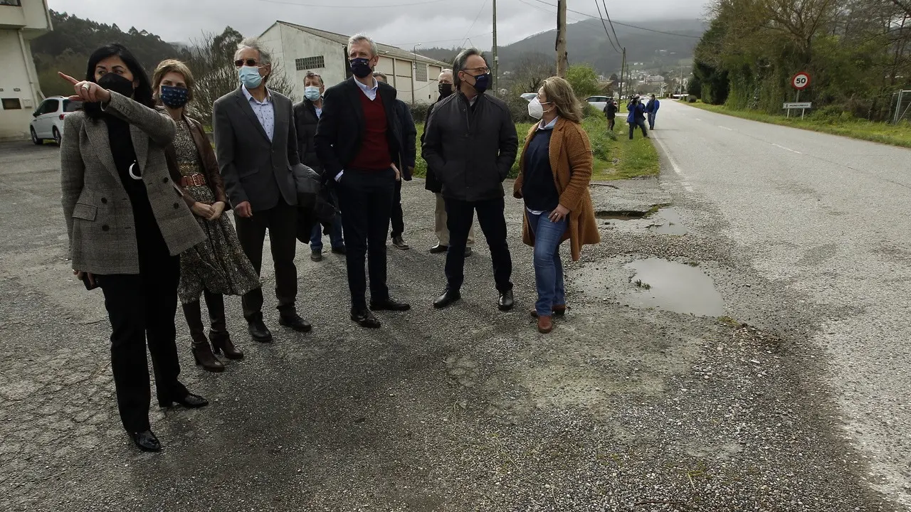 El alcalde de Mondoñedo y Alfonso Rueda (centro), en el tramo viario que se mejorará. JOSÉ Mª ÁLVEZ