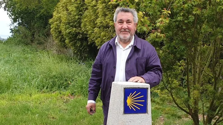Luís Celeiro, ante uno de los mojones del Camino. AEP