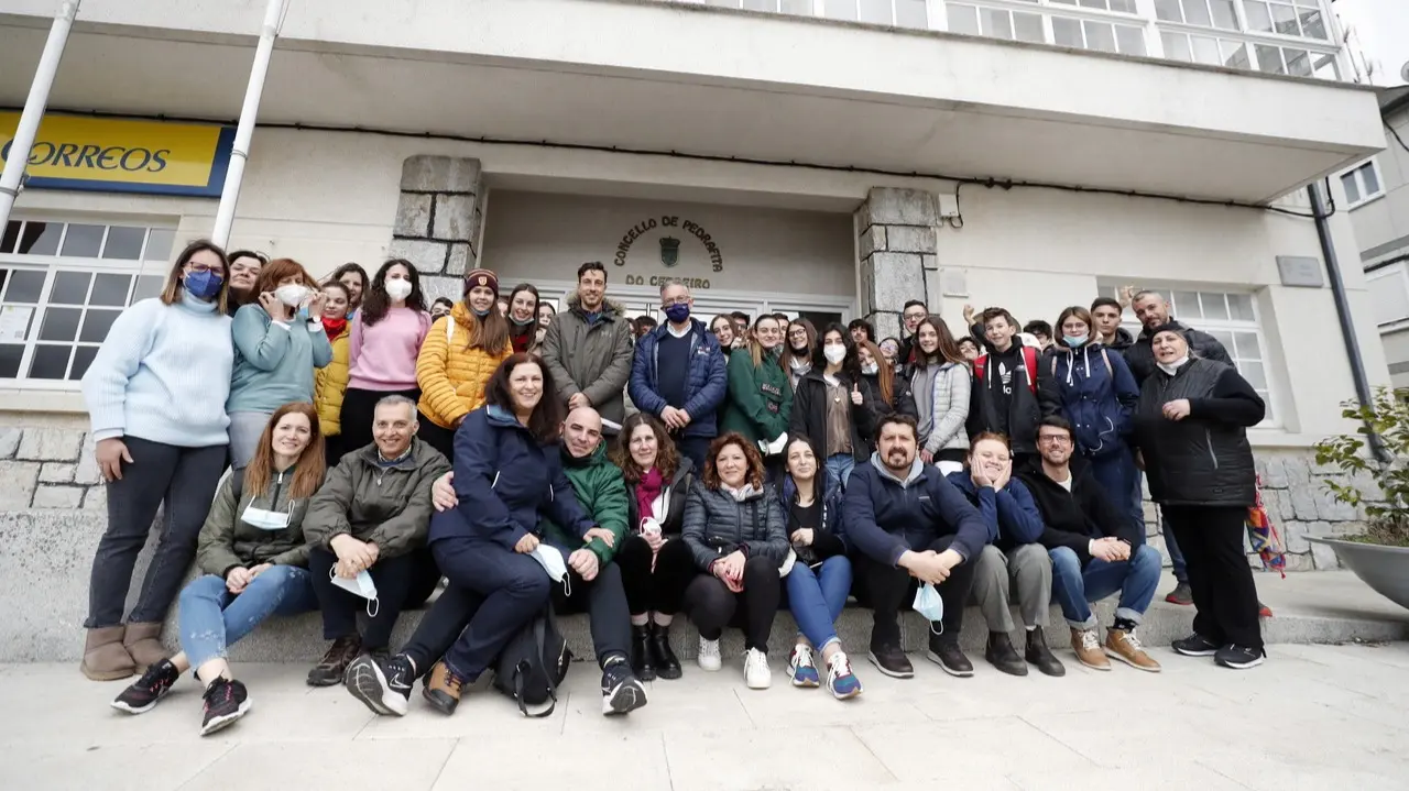 Grupo de participantes no proxecto, diante do Concello, onde foron recibidos polo alcalde. VICTORIA RODRÍGUEZ