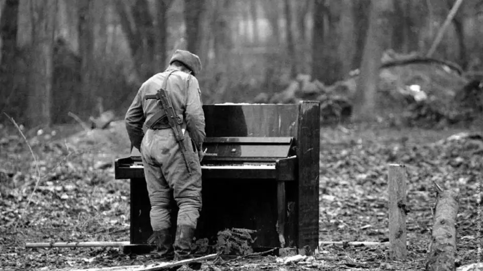 Soldando tocando o piano