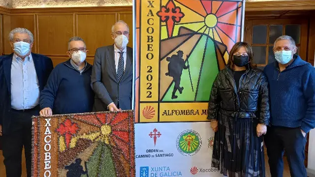 El concejal de Turismo, Sindo Guinarte, junto con los miembros de la ComisiÃ³n Xestora de Entidades Alfombristas. AYUNTAMIENTO DE SANTIAGO
