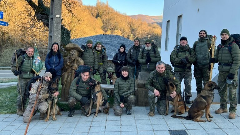 El Camino Francés recibe estos días a 16 miembros del Centro Militar Canino de la Defensa y a seis perros muy especiales, pues son de búsqueda y rescate, detectores de drogas y explosivos, y de seguridad y combate. Estos per