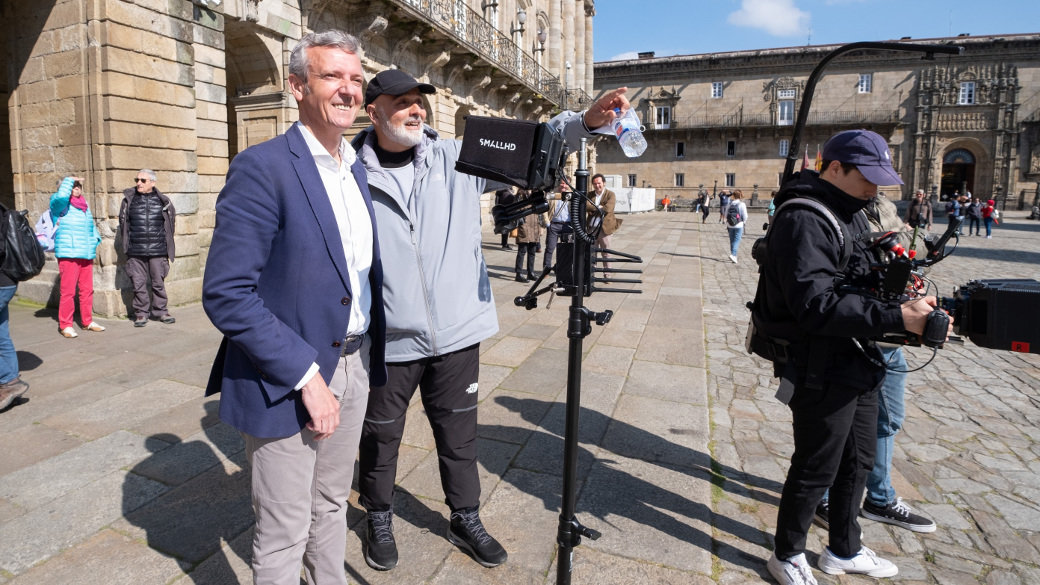 Alfonso Rueda asiste al rodaje del nuevo spot de la campaña 'Camiña a Galicia'. DAVID CABEZÓN (EFE)