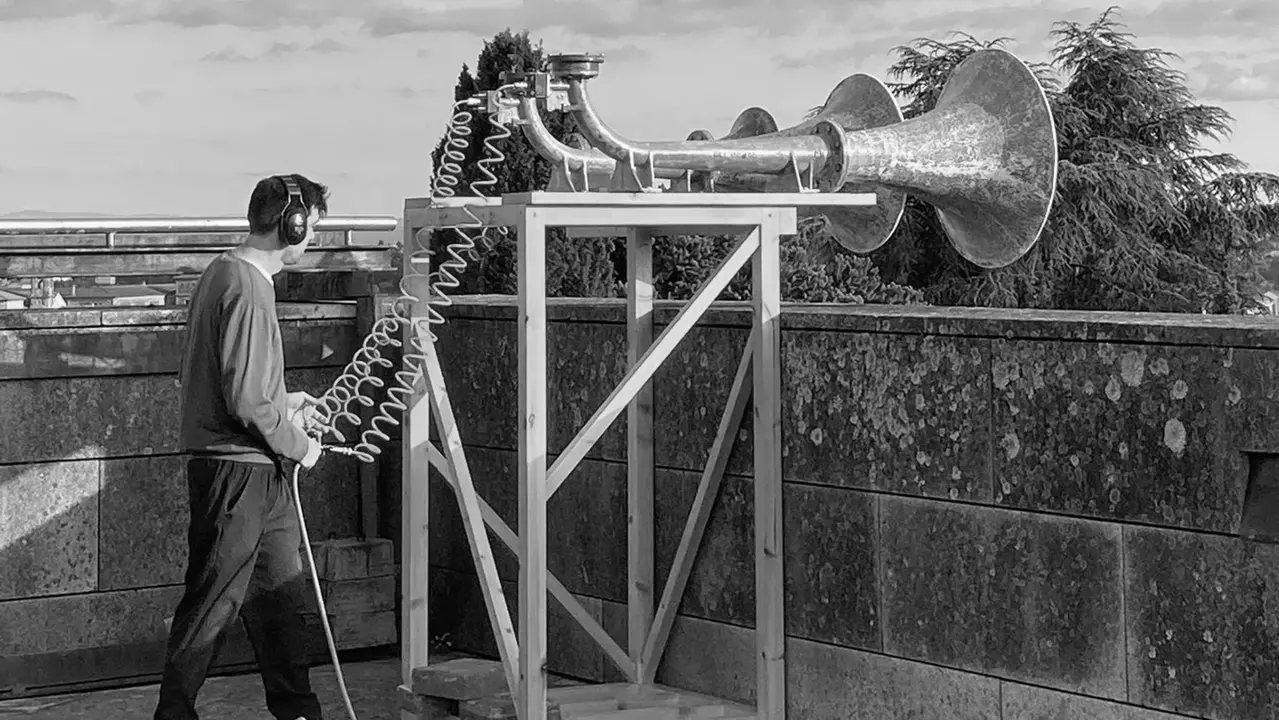 Berio Molina toca unha bucina na terraza do CGAC. VIRGINIA POLKE
