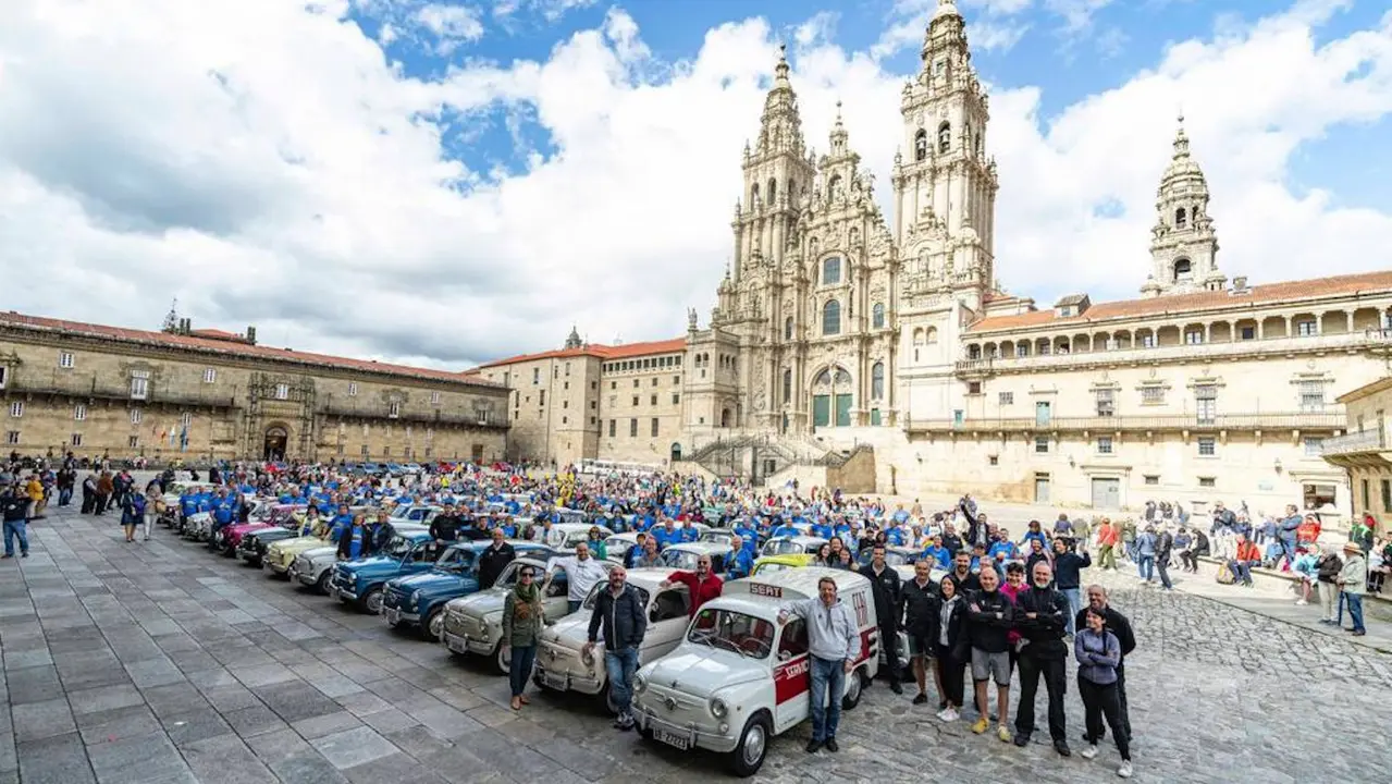 Los Seat 600, en el Obradoiro. SEAT HISTÓRICOS
