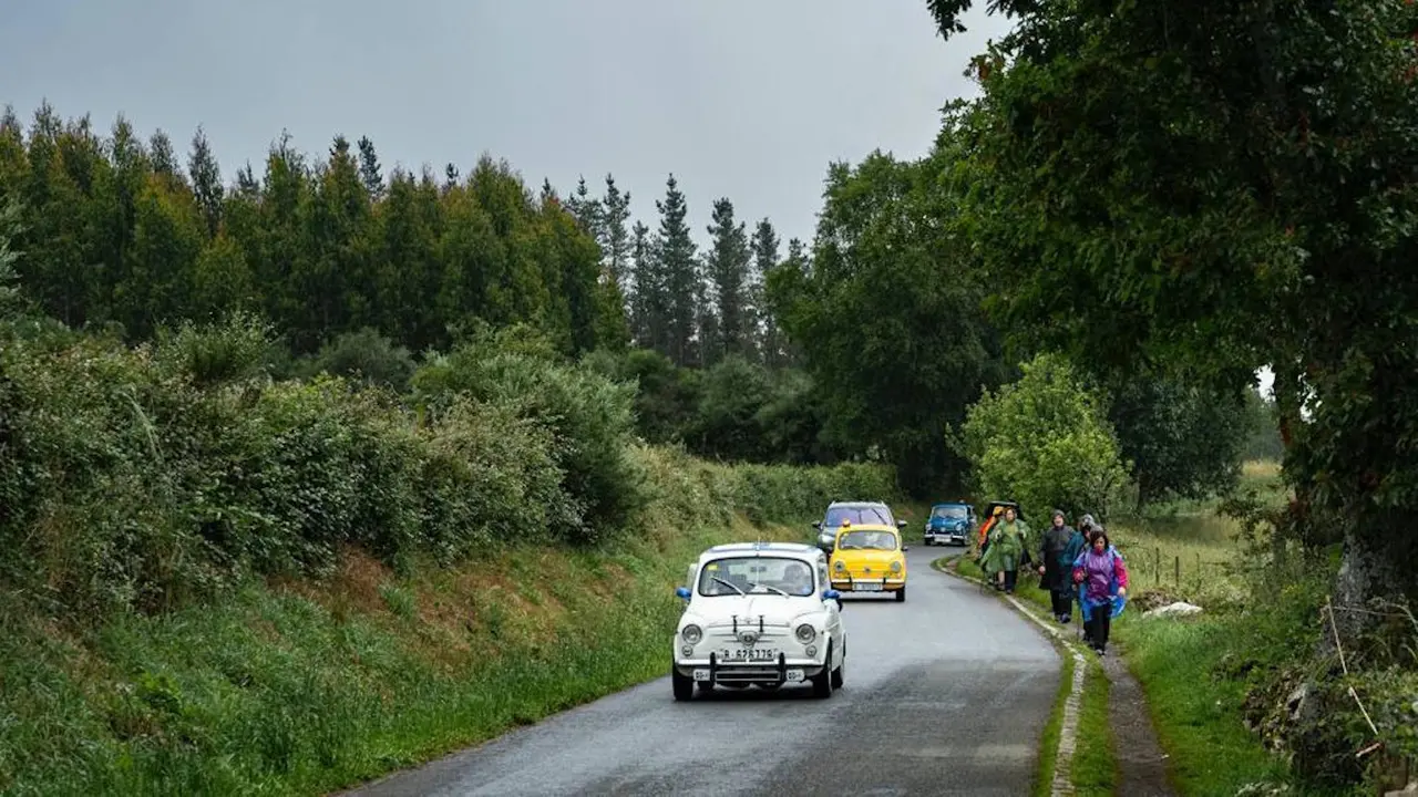 Un momento de la ruta a su paso por la provincia de Lugo. SEAT HISTÓRICOS