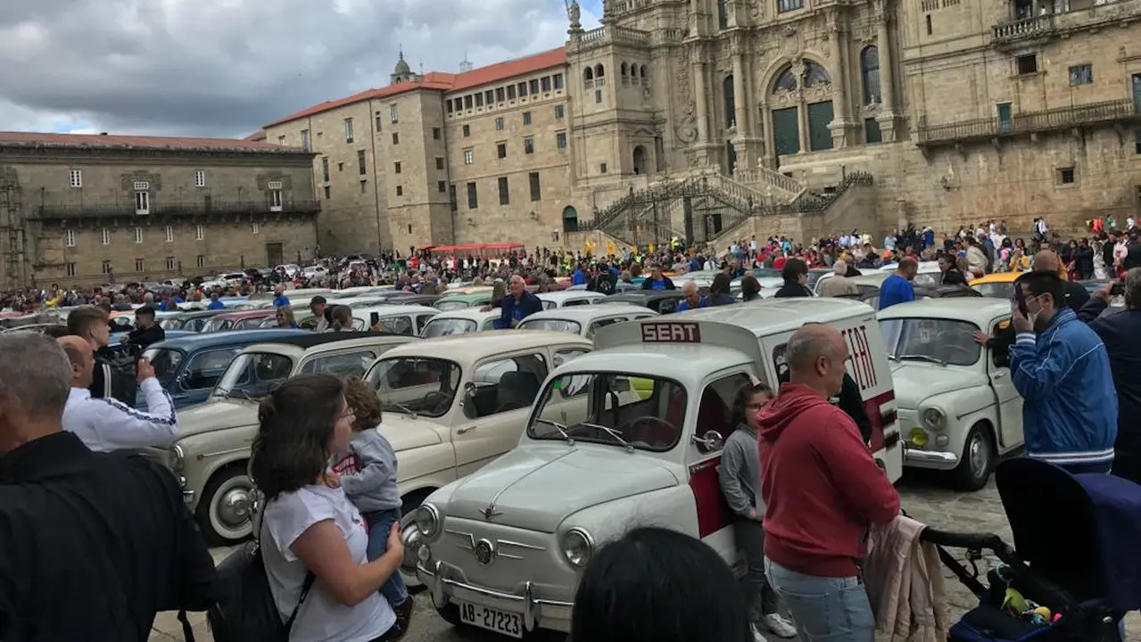 Los 600, en el Obradoiro. SEAT HISTÓRICOS