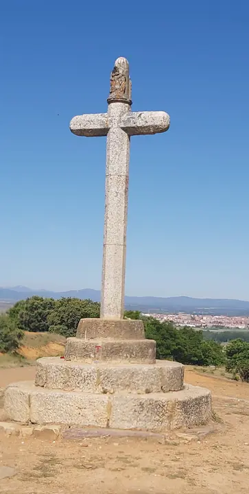 Cruceiro de Sto. Toribio. Al fondo Astorga. J.L.