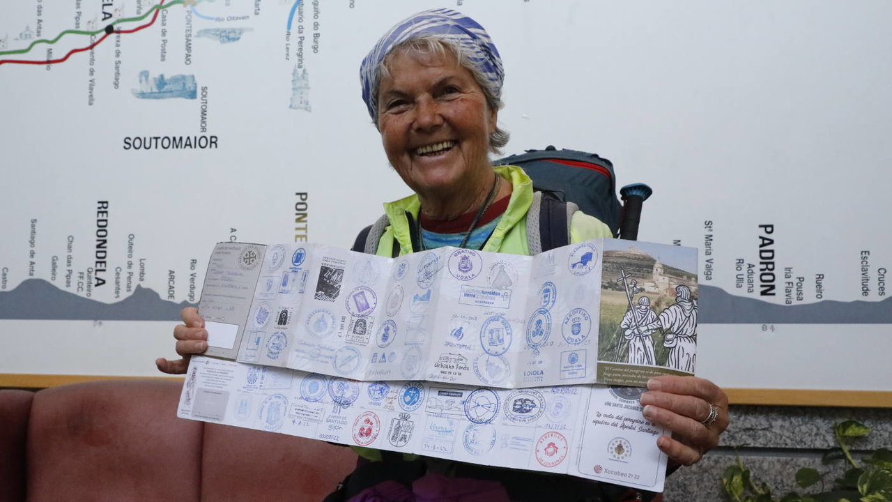 María Usabiaga Jonsansoro sostiene sus pasaportes de peregrina repletos de sellos. JOSÉ LUIZ OUBIÑA