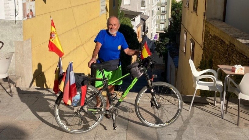 Félix Ávila posa con su bicicleta en la escalinata de Sarria. R.V.L.
