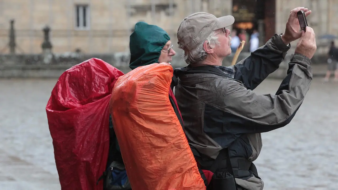 El mal tiempo de este otoño no frenó a los peregrinos, que siguieron llegando al Obradoiro. PEPE FERRÍN (ARCHIVO)