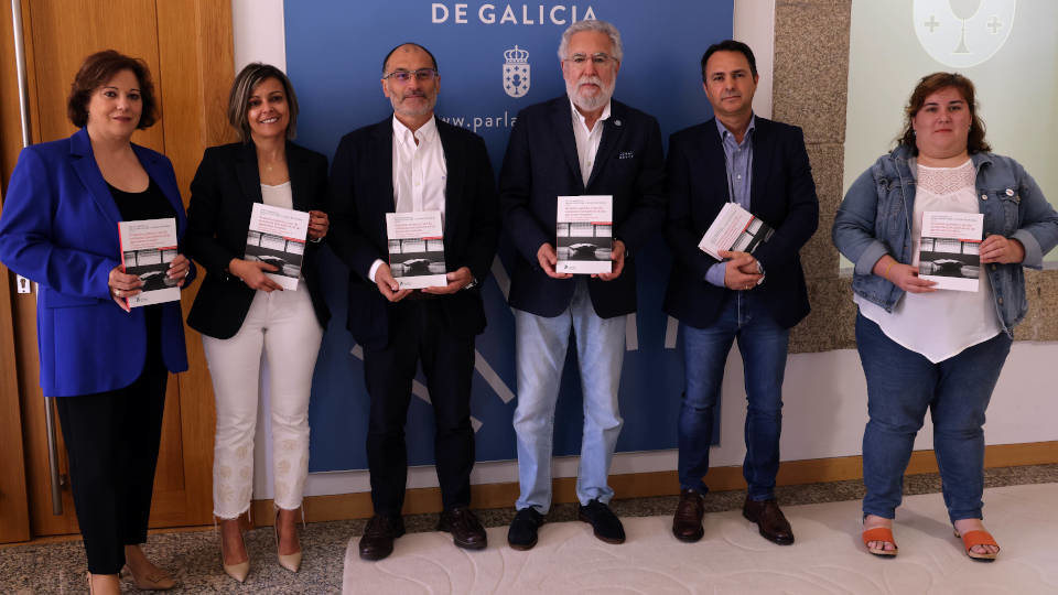 Rial e Isorna entregaron el manual al presidente del Parlamento gallego y a diputadas de PPdeG, BNG y PSdeG. PEPE FERRÍN