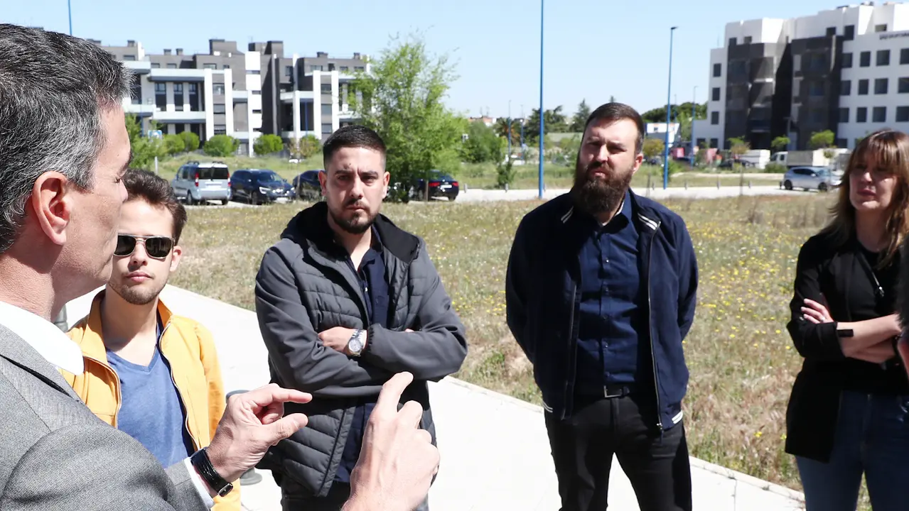 Pedro Sánchez, en un encuentro sobre vivienda con jóvenes. EFE