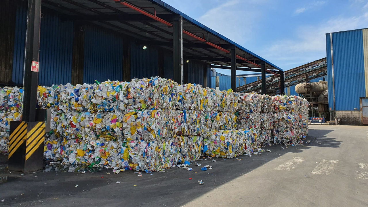Paquetes de envases plásticos ya seleccionados en la planta de Cerceda y preparados para remitir al centro reciclador. EP