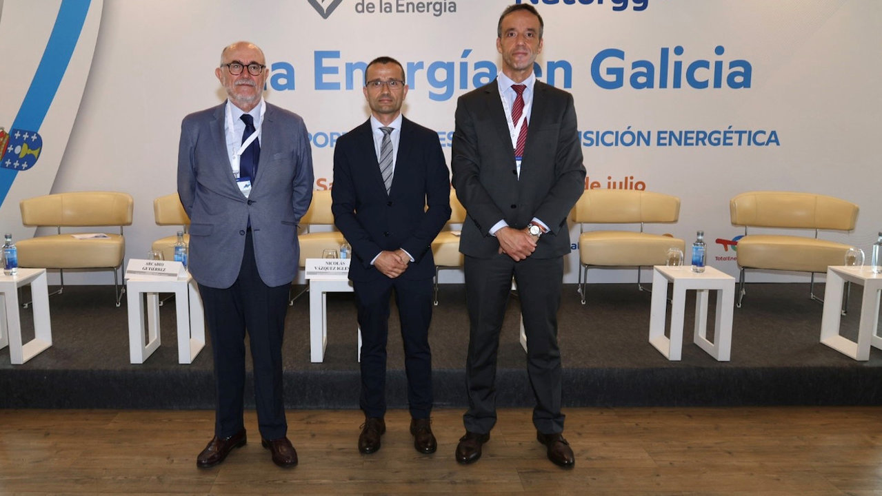 Arcadio Gutiérrez, director general de Enerclub, Nicolás Vázquez, secretario xeral de Industria de la Xunta, y Alberto Suárez, delegado general en Galicia de Naturgy.EP