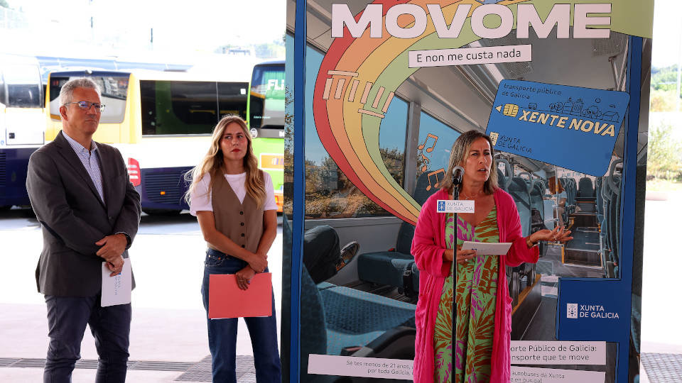 El director xeral de Mobilidade y la conselleira de Infraestruturas presentaron la campaña Móvome. PEPE FERRÍN