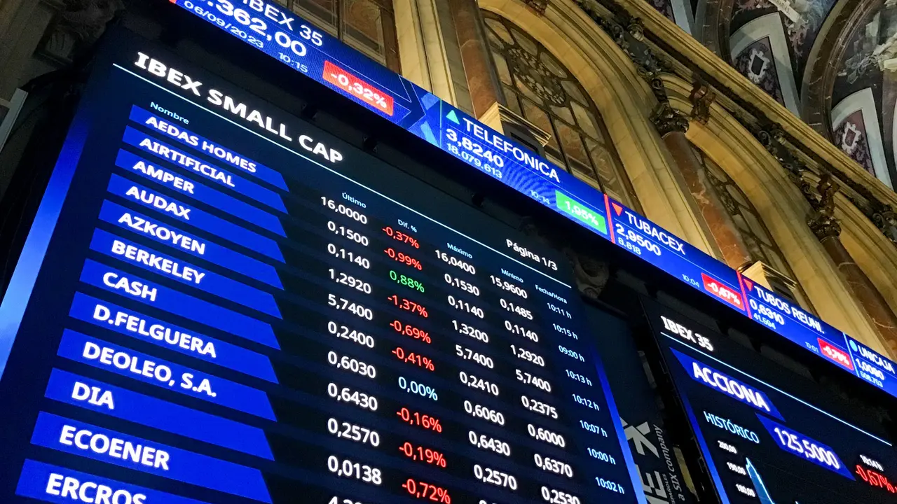 Panel informativo en la Bolsa de Madrid. EFE