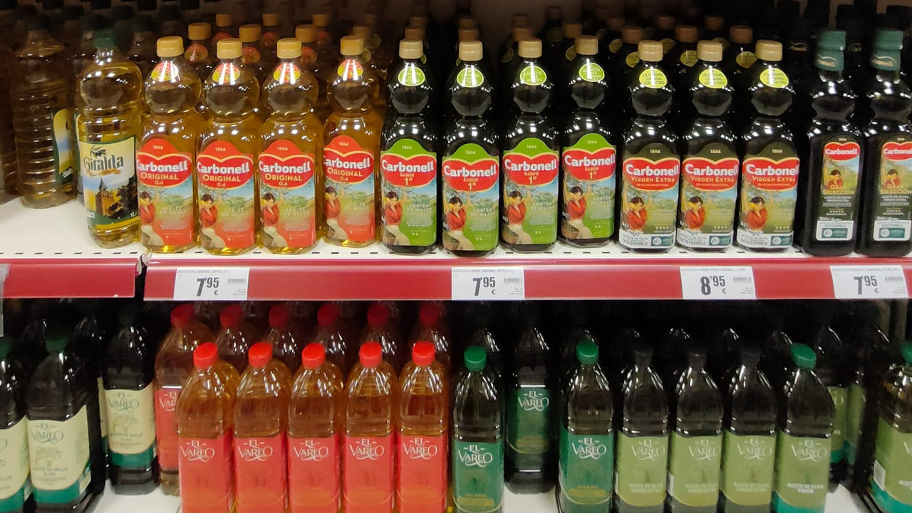 Aceite de oliva en los lineales de un supermercado.EP