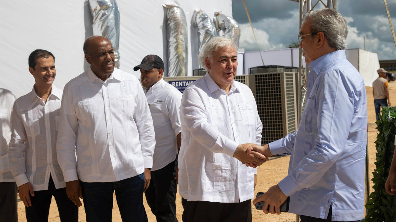 El presidente de la República Dominicana, Luis Abinader, saluda al presidente de Ecoener Luis de Valdivia. CEDIDA