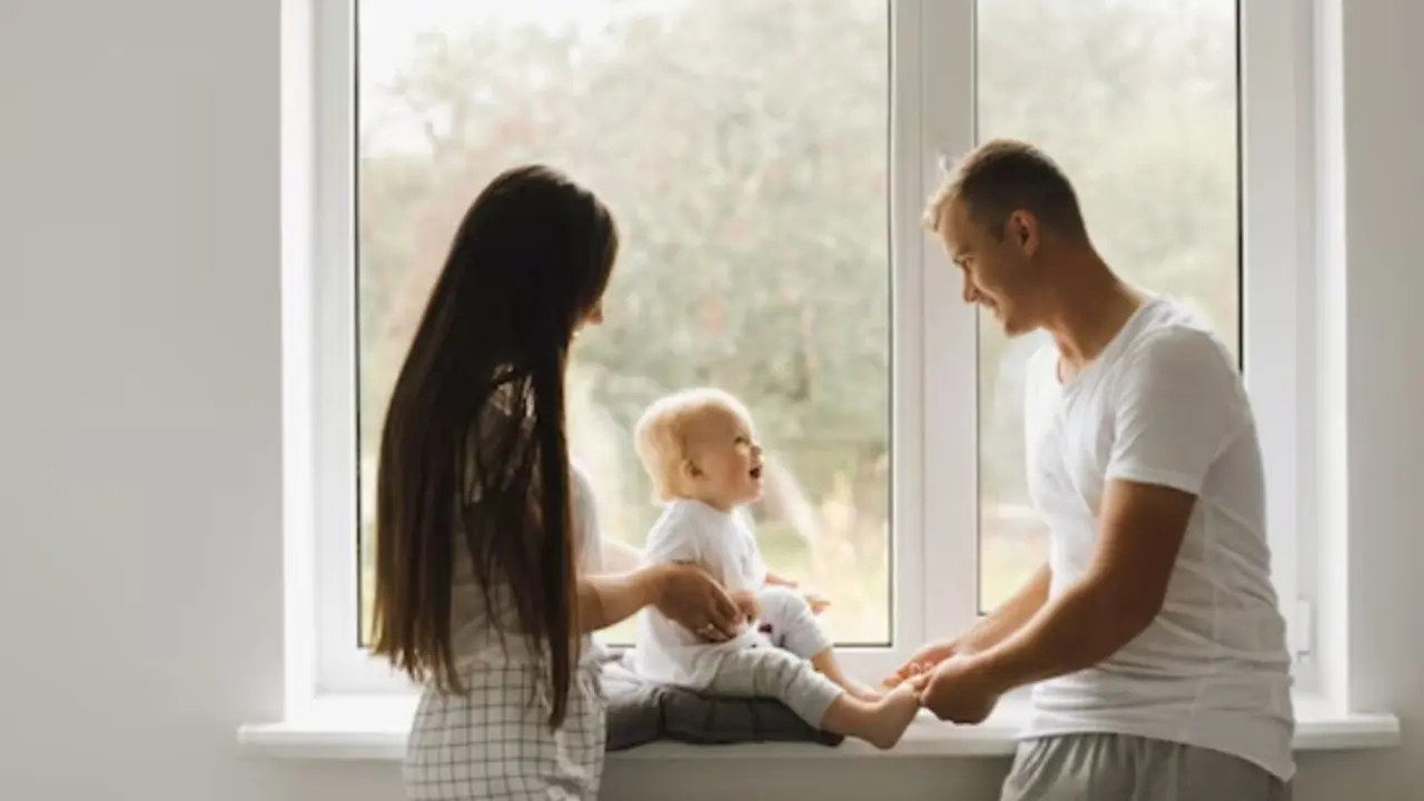 una familia frente a una ventana