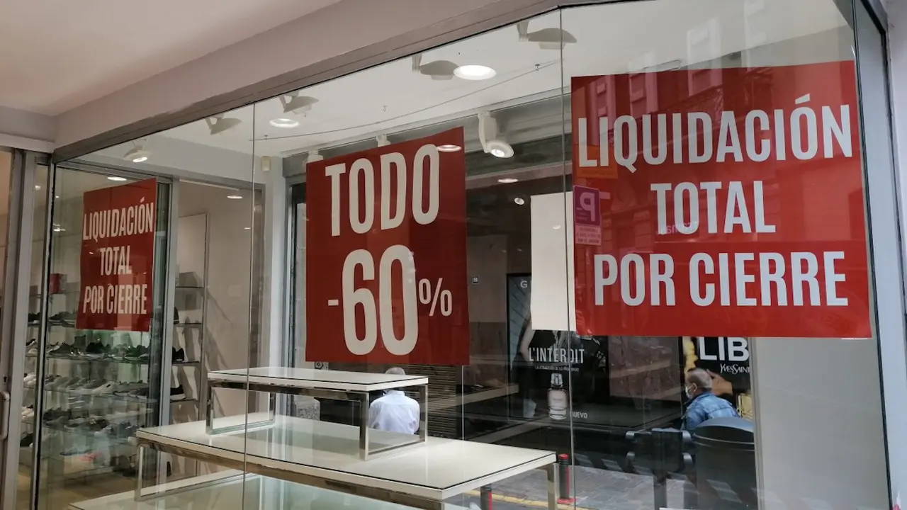 Escaparate de un comercio que anuncia su cierre. EUROPA PRESS