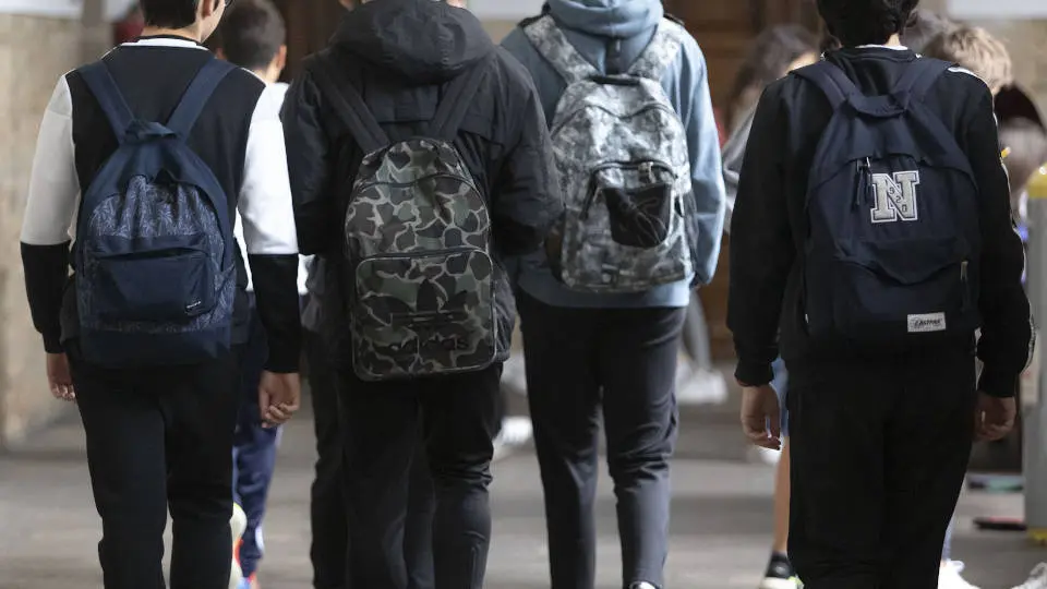 Un grupo de alumnos en los pasillos de un centro educativo gallego. EP