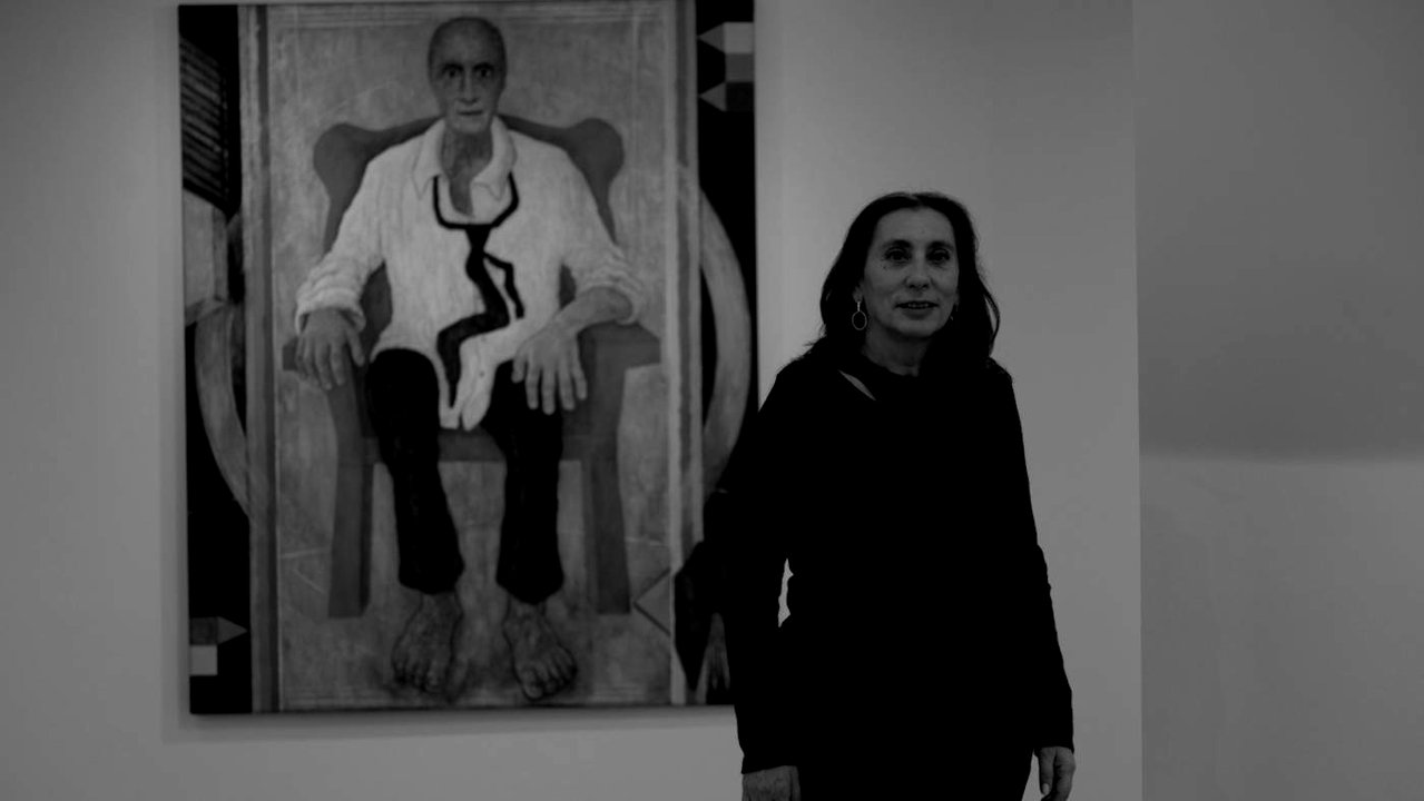 May Díaz Cacheda, viuda de Manuel Moldes, ante una de las obras del artista. GONZALO GARCÍA