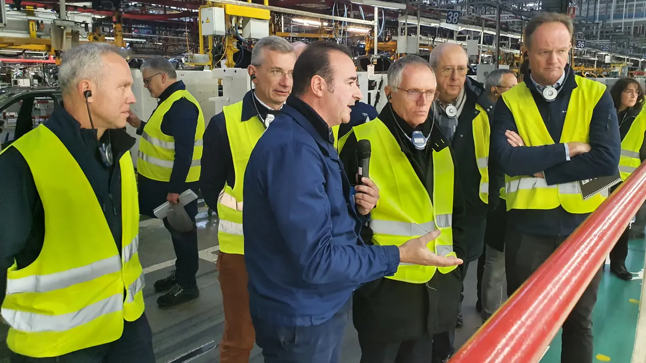 Carlos Tavares atiende las explicaciones de un operario en Vigo.Stellantis