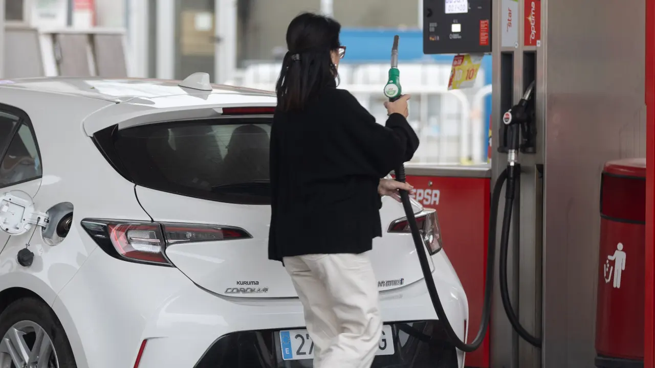 Una clienta reposta en una estación de servicios. Europa Press
