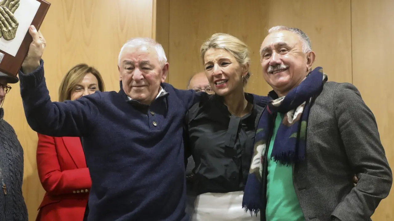 La ministra Díaz, flanqueada por su padre, Suso Díaz, y Pepe Álvarez, el líder de UGT.EFE