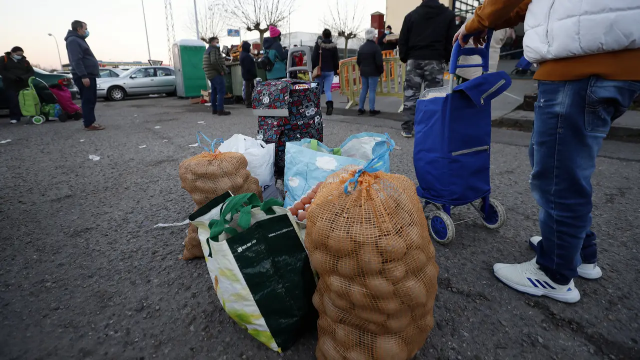 Cola de personas en un banco de alimentos durante la pandemia.EP