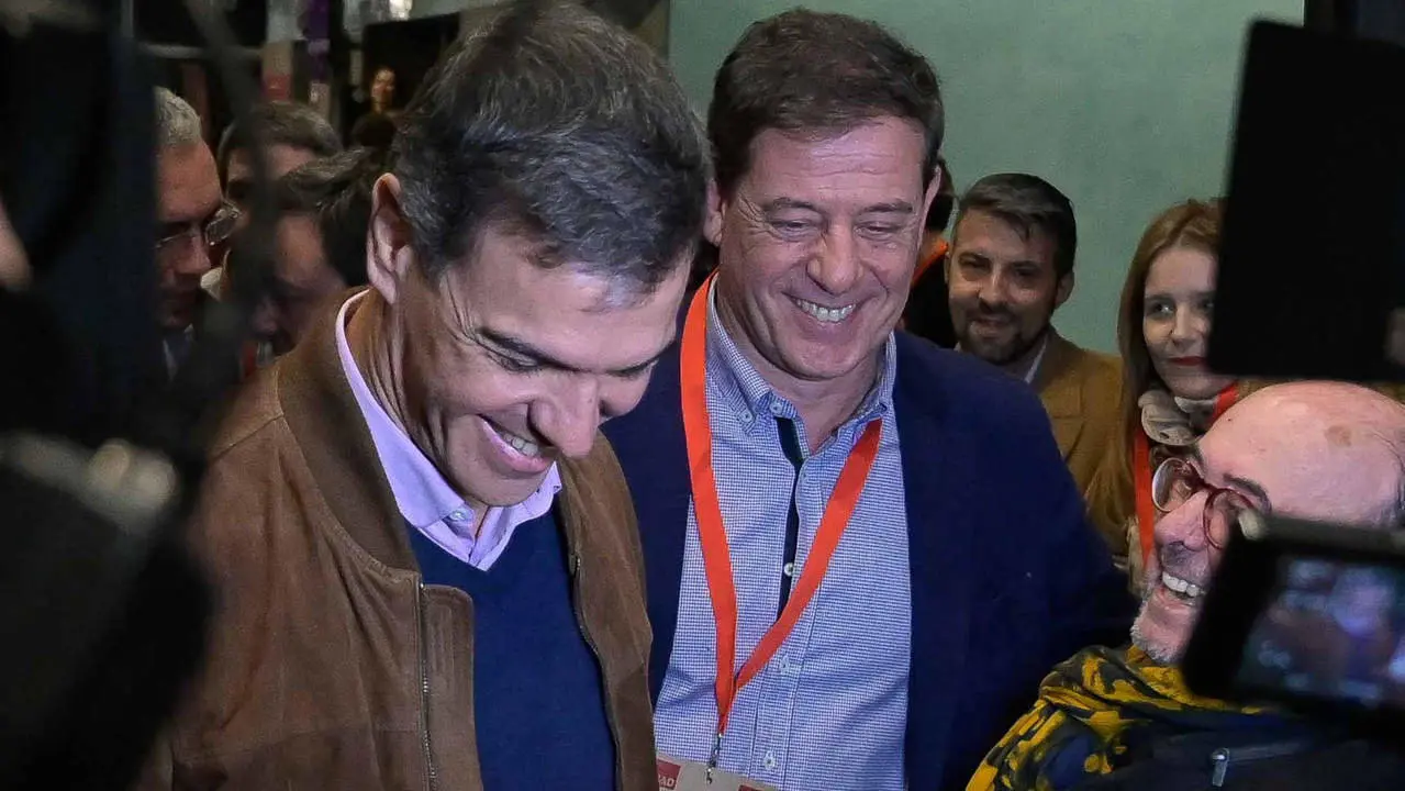 Pedro Sánchez y José Ramón Gómez Besteiro. MONCHO FUENTES