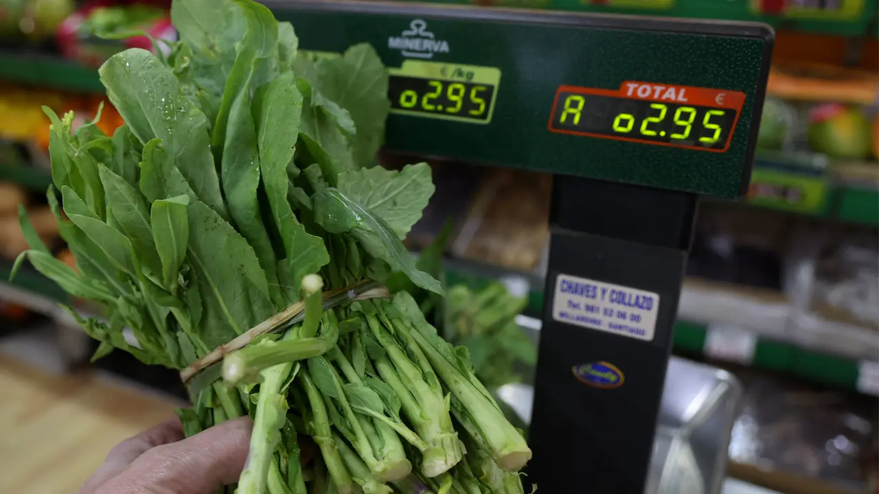 Manojo de grelos en una fruter&iacute;a de Santiago.Pepe Ferr&iacute;n.AGN